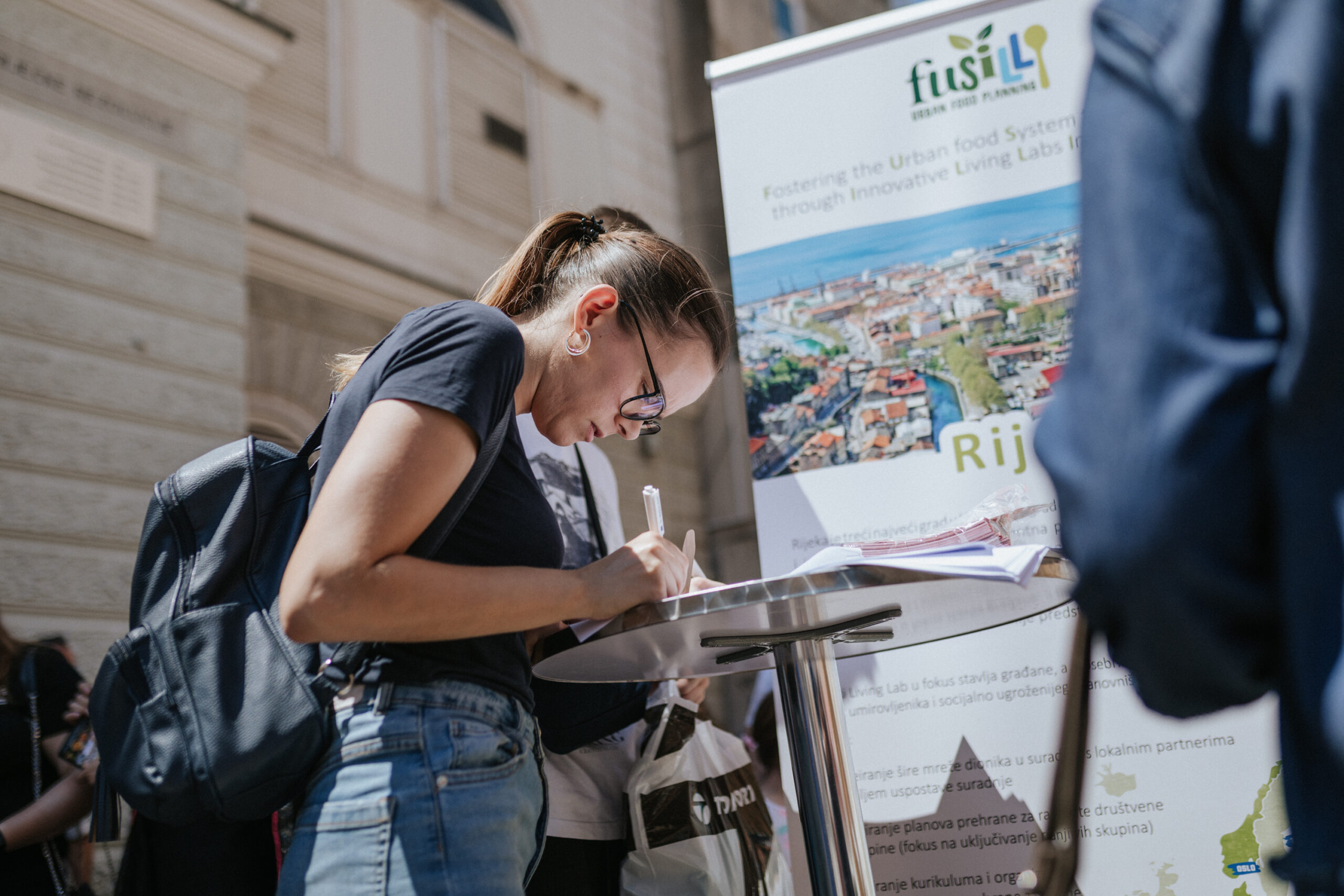 Visitors of the Porto Etno Festival filling out the FUSILLI survey