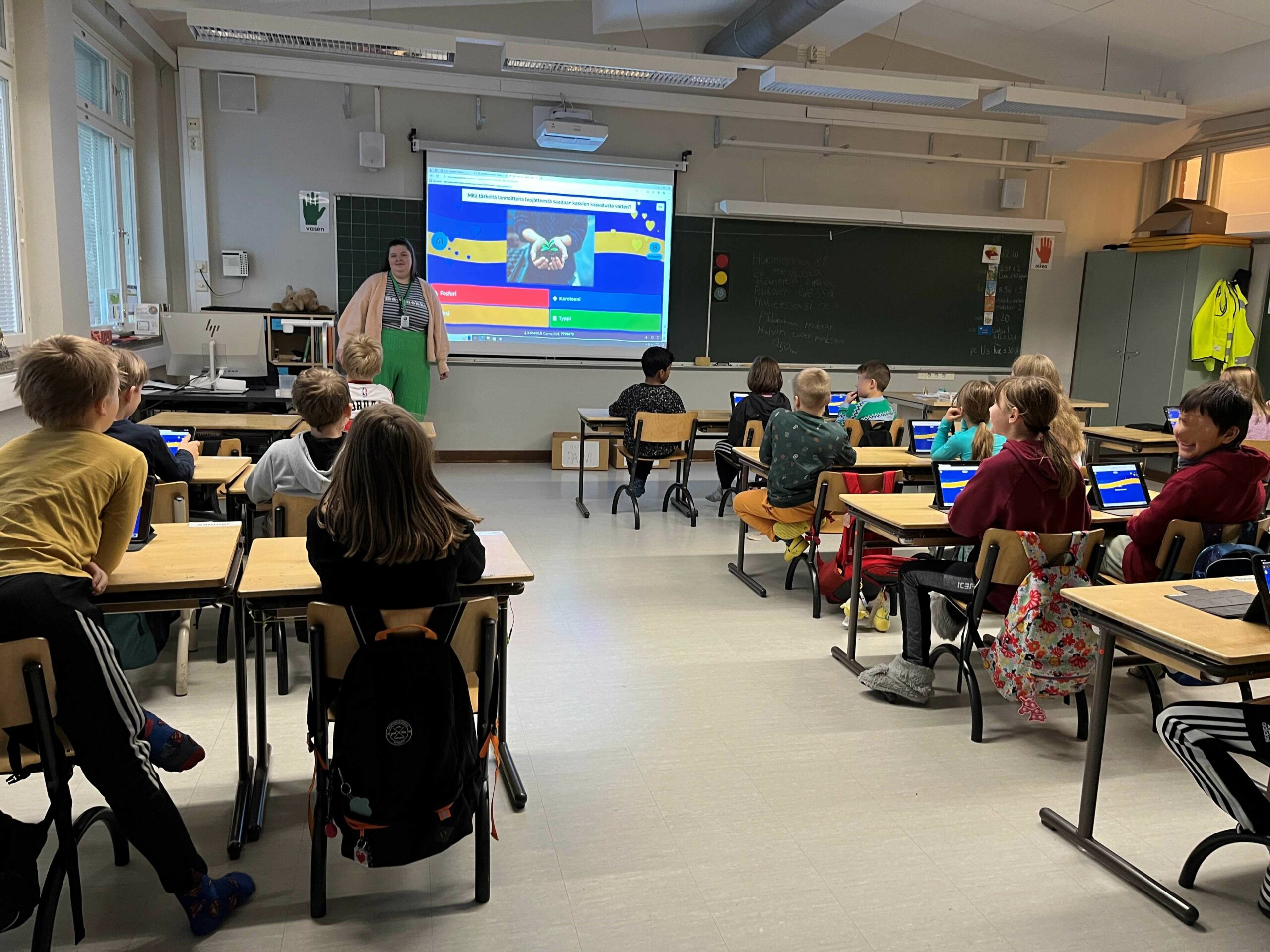 A class of students participating in the FoodKahoot! lesson.